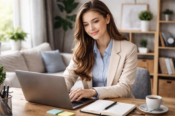 Mladá žena vytvára životopis online na svojom notebooku